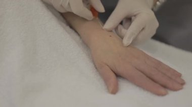 Doktor antivirüs enjeksiyonu yapıyor. Covid-19, Coronavirüs.