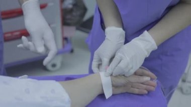 Doktor antivirüs enjeksiyonu yapıyor. Covid-19, Coronavirüs.