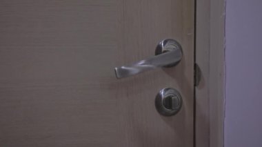 Doktor bir hastanın odasına giriyor.