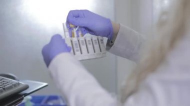 Kan analizi ve virüslü bir doktor.