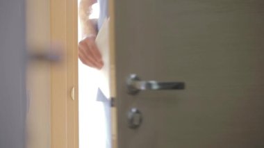 Doktor bir hastanın odasına giriyor.