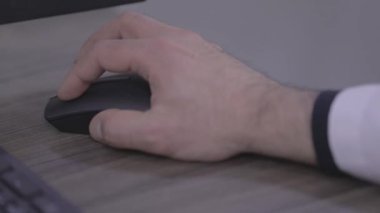 Ofis, bilgisayar faresi kullanan adam