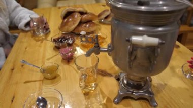 Kızlar saunada çay içiyor.