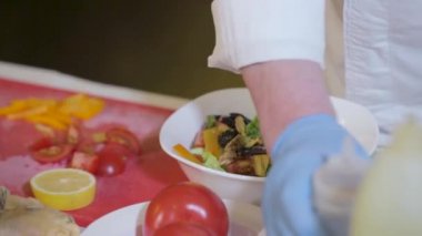 Aşçı aşçısı sos ekliyor.