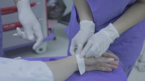 Médico Fazendo Injeção Antivírus Covid Coronavirus — Vídeo de Stock