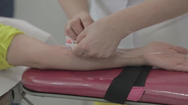 Médico Fazendo Injeção Antivírus Covid Coronavirus — Vídeo de Stock