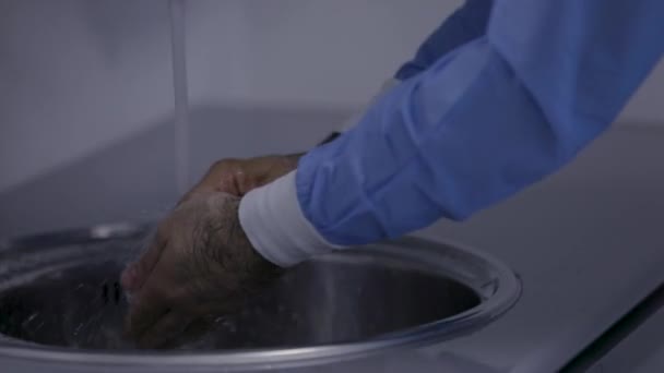 Arts wassen van zijn handen — Stockvideo