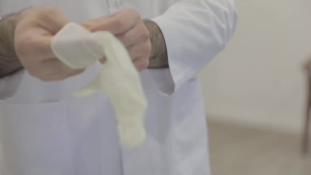 Ochrona Przed Koronawirusami Lekarz Noszący Rękawice Medyczne — Wideo stockowe