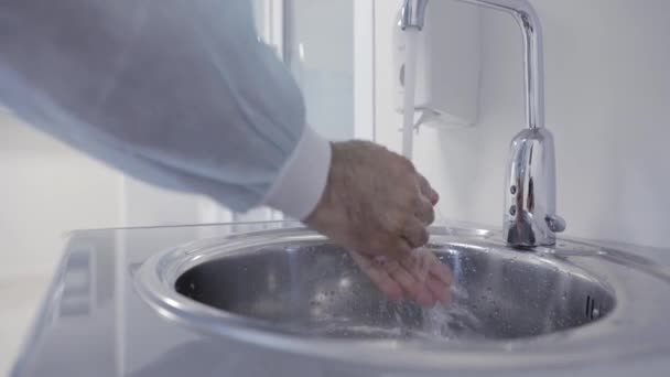 Bescherming tegen het coronavirus, arts die zijn handen wast, alcogel — Stockvideo