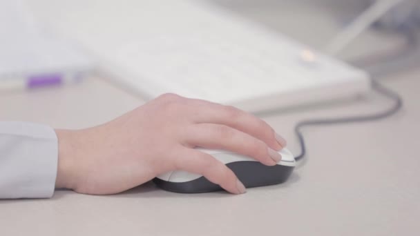 Ofisteki Kız Bilgisayar Kullanıyor Kapat — Stok video