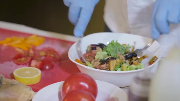 Chef Mélangeant Des Ingrédients Dans Une Salade Savoureuse — Video