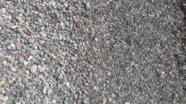 Karadeniz sahilinin taşları yakındır.