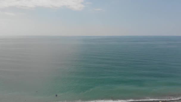 mer noire belle et ondulée 