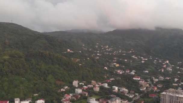 Foggy Village Een Bergen — Stockvideo