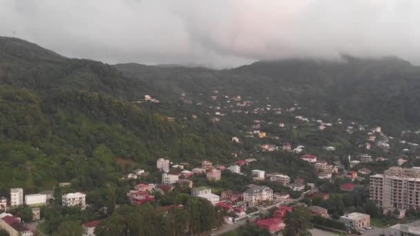 Foggy Village Een Bergen — Stockvideo