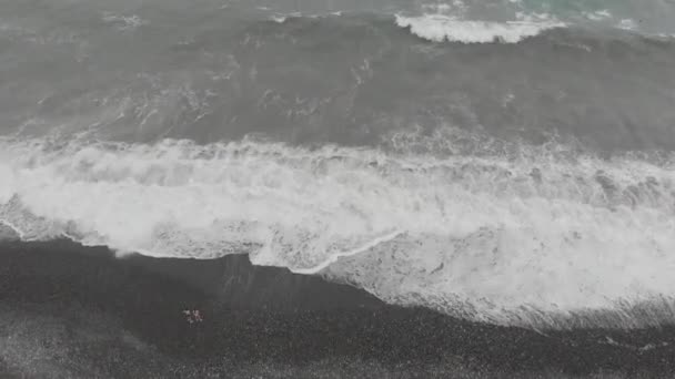 Menschen Strand Eines Schwarzen Meeres — Stockvideo