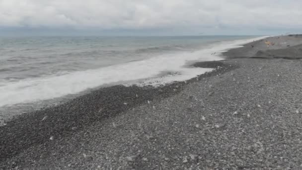 Gaviotas Volando Sobre Ondulado Mar Negro — Vídeo de stock