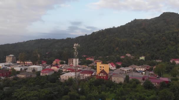 Foggy Village Uma Montanha — Vídeo de Stock