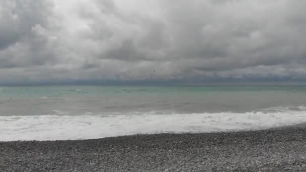 Γλάροι Που Πετούν Πάνω Από Κυματιστή Μαύρη Θάλασσα — Αρχείο Βίντεο