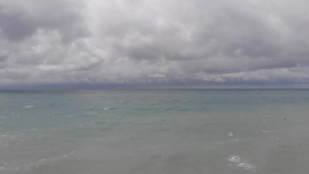 Gaviotas Volando Sobre Ondulado Mar Negro — Vídeos de Stock