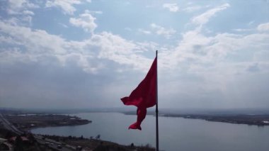 Mogan Gölü, Golbasi / Ankara, Türkiye. Mogan Gölü 'ne bakan Türk bayrağı