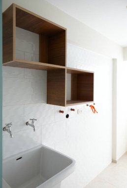 Temizlik odası boş kimse duvarı temizlemiyor.