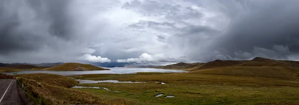 Terras Altas Peruanas Com Nuvens Escuras Lago — Fotografia de Stock