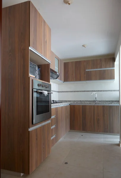 電子レンジ付きキッチンキャビネットの木 — ストック写真