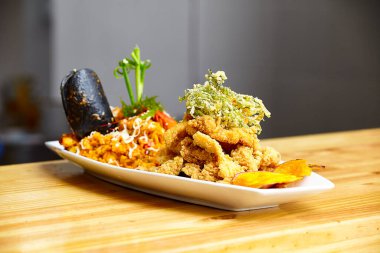 Kızarmış ahtapot kabuğu ve kızarmış yosun ile Peru deniz mutfağı.