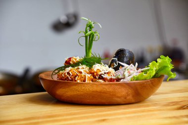 Kızarmış ahtapot kabuğu ve kızarmış yosun ile Peru deniz mutfağı.