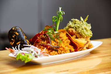 Kızarmış ahtapot kabuğu ve kızarmış yosun ile Peru deniz mutfağı.