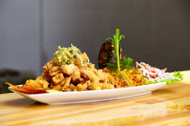 Kızarmış ahtapot kabuğu ve kızarmış yosun ile Peru deniz mutfağı.