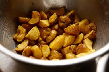 Tuzlu ve baharatlı bir kasede kızarmış Peru patatesi.