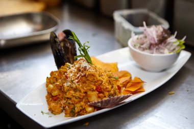 Kızarmış ahtapot kabuğu ve kızarmış yosun ile Peru deniz mutfağı.