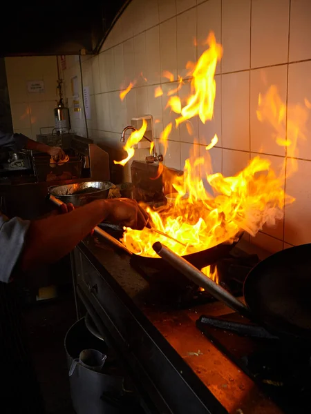 Flammande Kök Med Hjälp Stor Wok Att Laga Peruansk Mat — Stockfoto