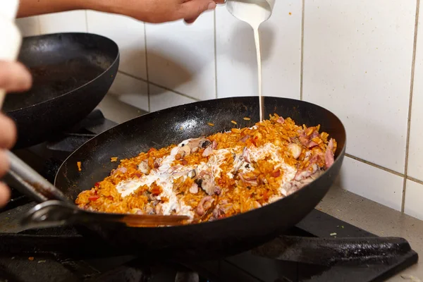 Arroz Cocido Wok Chino Salsa Picante Con Mariscos Llamas —  Fotos de Stock