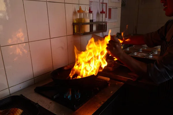 Flammande Kök Med Hjälp Stor Wok Att Laga Peruansk Mat — Stockfoto