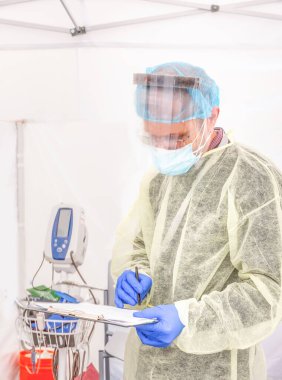 CoVid19 için sağlık hizmeti sağlayıcıları testleri ve steril panzehir ve testler küresel salgın sırasında değişim çadırı oluşturur.