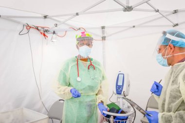 CoVid19 için sağlık hizmeti sağlayıcıları testleri ve steril panzehir ve testler küresel salgın sırasında değişim çadırı oluşturur.