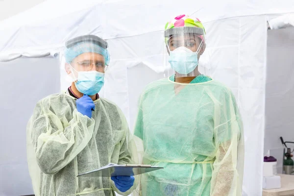 Gli Operatori Sanitari Testano Covid19 Discutono Antidoto Test Tenda Sterile — Foto Stock