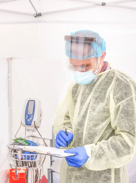 Gli Operatori Sanitari Testano Covid19 Discutono Antidoto Test Tenda Sterile — Foto Stock