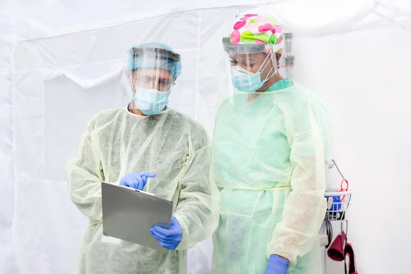 Gli Operatori Sanitari Testano Covid19 Discutono Antidoto Test Tenda Sterile — Foto Stock