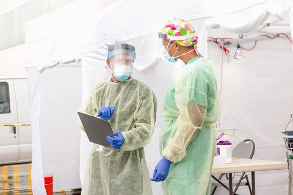 Gli Operatori Sanitari Testano Covid19 Discutono Antidoto Test Tenda Sterile — Foto Stock