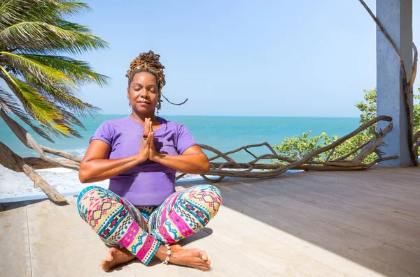Beautiful Black African Carribean Woman Practicing Wellness Yoga Poses Resort — Stock Photo, Image