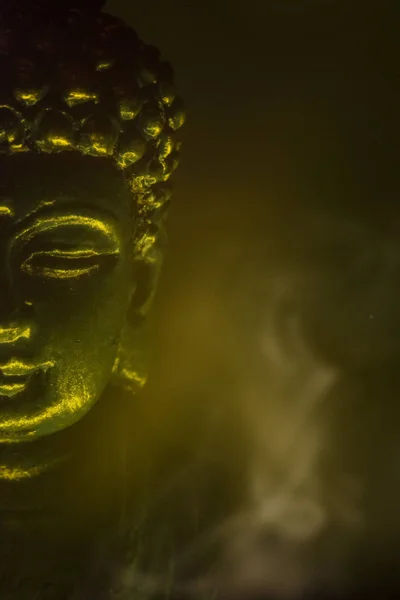 線香の煙の中の仏像 — ストック写真