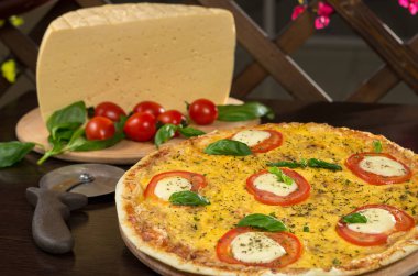 Peynir ve pizza bıçak ile İtalyan pizza