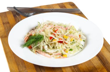 Ahşap oyun tahtası beyaz tabakta sağlıklı taze salata