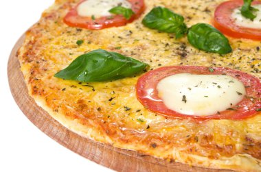 İtalyan pizza margherita bir ahşap tahta üzerinde