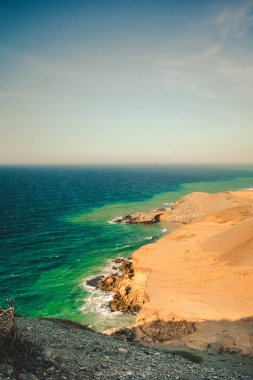 Karayip sahillerinin fotoğrafları, yeşil ve mavi Karayip denizi, çöle yakın bir tuz plajı, Cabo de La Vela (Yelkenli Burnu) - Kolombiya