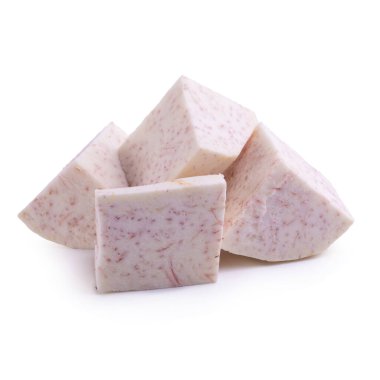 Beyaz arkaplanda izole edilmiş taro kökü küpü.